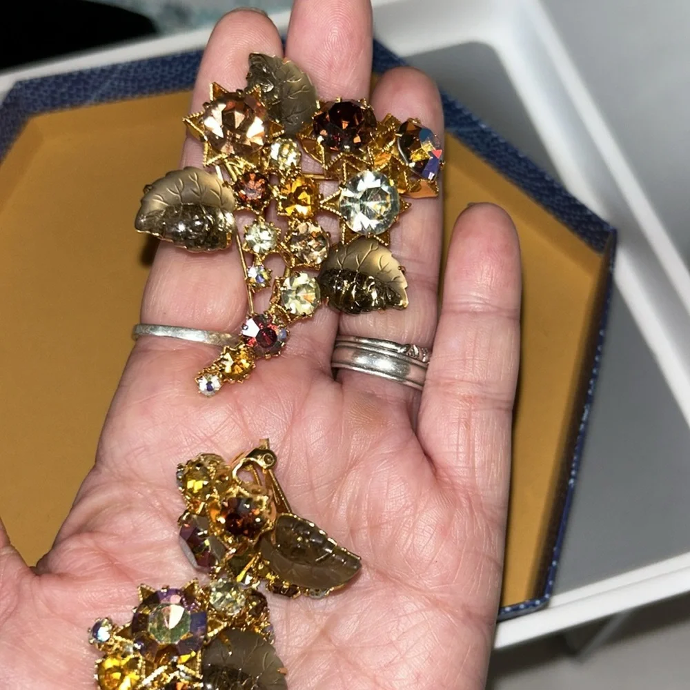 Vintage Austria Signed of Glass Rhinestone beautiful Gold Metal Brooch,Earrings - Picture 12 of 15